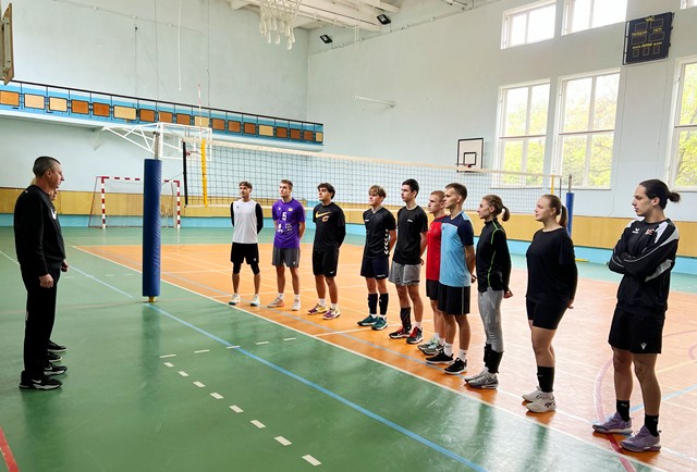 Роман Сопотницький ознайомлює студентів із завданнями заняття